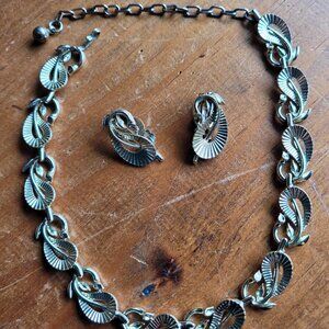 Vintage Lisner Gold Toned Necklace and Earring Set Jewelry Set